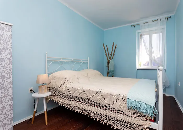 Adorable Located Near The !